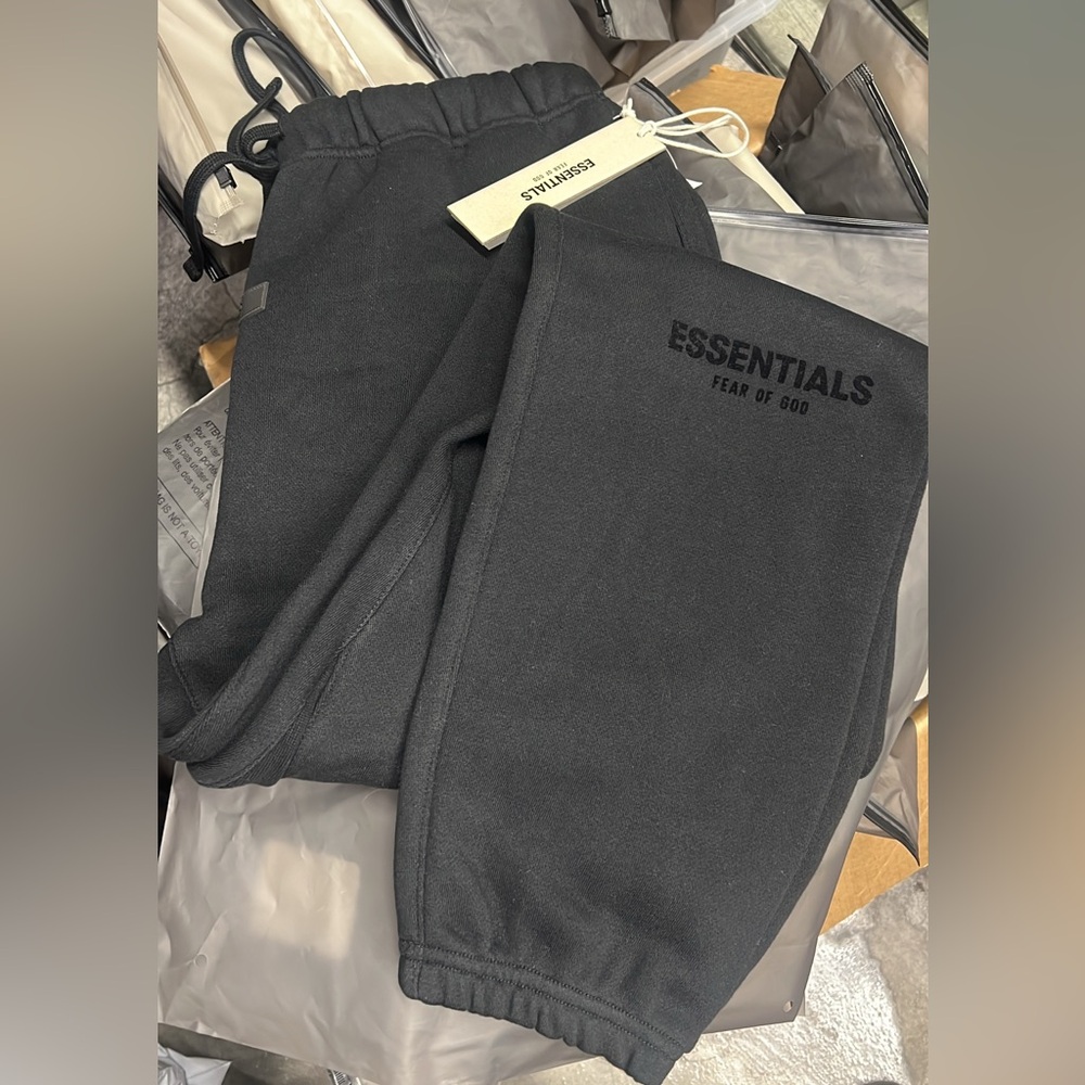 Essentials jogger - Picture 2 of 3